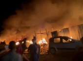 Lángokban áll egy rafahi menekülttábor az izraeli támadás után, legalább 35-en meghaltak