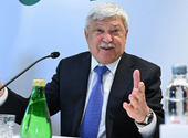 Csányi Sándor a HVG-nek: Amíg nem rendezik a devizahitelesek ügyét, addig nem megyünk a lengyel piacra
