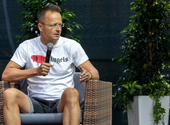 Hadházy Ákos most Szijjártó Péter luxizásáról posztolt