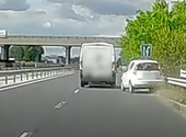 A szalagkorlátig menekült a Suzuki az M5-ösnél a figyelmetlen dobozos autó elől – videó