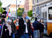 Ismét tüntetést tartott a Ferenciek terén Hadházy Ákos, majd a tömeggel a Külügyminisztériumhoz vonult tiltakozni