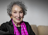 Margaret Atwood a HVG-nek: Ha diktátor vagy, jobb, ha alapos munkát végzel, mert rád omolhat a rendszer