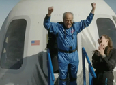 Úgy szállt ki az űrhajóból a 90 éves bácsi, mint akinek ez a napi rutin (videóval)