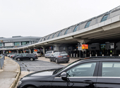 Korlátozták a pár perces ingyenes parkolást a ferihegyi repülőtéren, káosz lett belőle