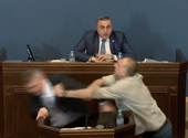 Verekedés tört ki a grúz parlamentben egy orosz mintára bevezetett törvény miatt – videó