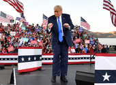 Az én parádém nagyobb, mint a tiéd – Trump teljesítette saját álmát a szülinapjára, a tüntetők másféle tűzijátékkal készülnek