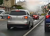 Dúvadként hajtott át egy autós Érden, nem érdekelte más a forgalomban – videó