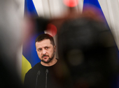 A Nyugat szemet huny afölött, hogy Zelenszkij mandátuma lejárta után is Ukrajna elnöke marad