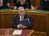 Miért eleve hazug, értelmetlen színjáték a Fidesz javaslata az Amerikában nyomozó orbánvédelmi kormánybiztosról?