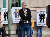 Ismét tüntetést tartott a Ferenciek terén Hadházy Ákos, majd a tömeggel a Külügyminisztériumhoz vonult tiltakozni– élő közvetítés
