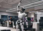 Ezt a kínai robotot is megviseli a sok irodában ülés –videó