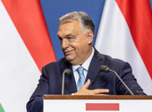 Orbán gyors hátraarcot csinált luxizás-ügyben, de még nagyobbat fordult vele a világ a söjtöri ebéd elítélésétől a magánrepülőzésig