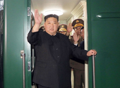 Kim Dzsongun ünnepélyesen fel akart avatni egy ötezer tonnás hadihajót, de felborult, amint vízre bocsátották