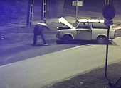 Részegen nekiesett egy Trabantnak, kitépte a kábeleket, és kitolta az út közepére - videó