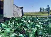 Szomorú fotó készült az M6-osnál: több ezer üveg sörben fürdik az aszfalt