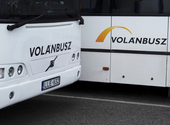 A tűző napon, árnyék és mosdó nélkül várakozhat a Lázár János által berendelt buszsofőrök egy része