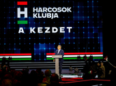 Rácz András szerint a Harcosok Klubjának logója kísértetiesen hasonlít a nyilaskeresztesek H betűjére