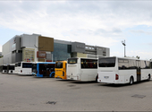 A tűző napon, árnyék és mosdó nélkül várakozhat a Lázár János által berendelt buszsofőrök egy része