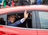 Gúzsba kötve marad Donald Tusk kormánya az új elnök mellett és ez a koalíció széteséséhez vezethet