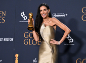 Demi Moore vihette haza a legjobb színésznőnek járó Golden Globe díjat, szépen szerepelt a gálán egy Magyarországon forgatott film is