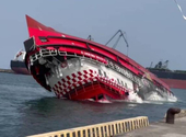 Látványos videón a hatalmas mentőhajó, ami tíz másodperc alatt talpra áll, ha felborulna 