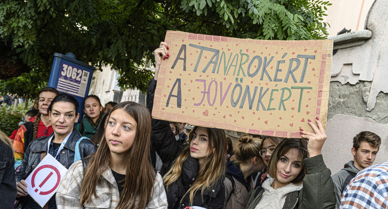 Jogaikat követelő tanárok