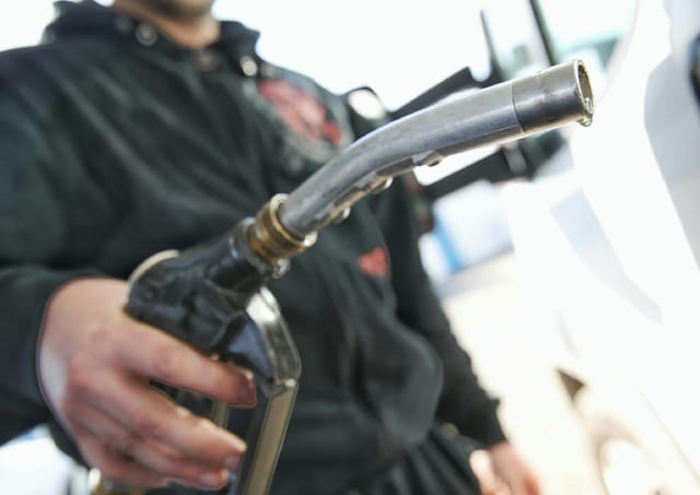Kezdődik a komolyabb áremelkedés a benzinkutakon