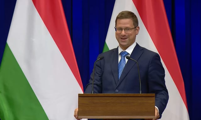 „Lábbilincs, Facebook-oldal, mit tehetek még?” – Gulyás Gergely a HVG kérdéseire válaszolt