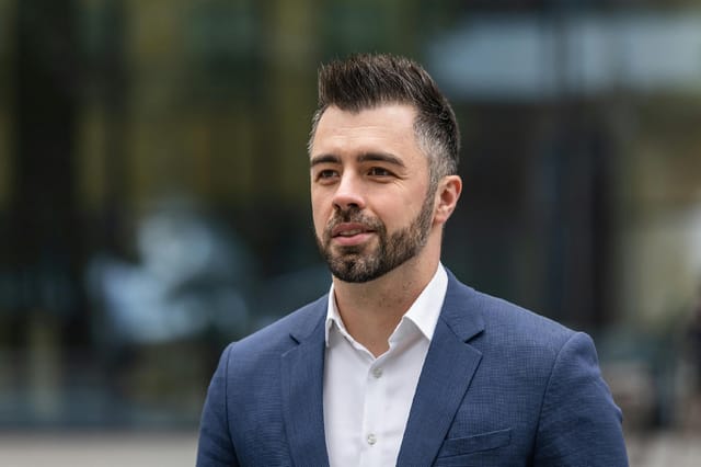 Kulja András szerint továbbra is 30 fok feletti hőmérsékletben zajlanak a műtétek a Jahn Ferenc kórházban