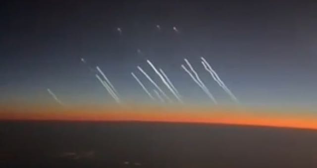 Így nézett ki a pilótafülkéből egy iráni rakétatámadás + videó