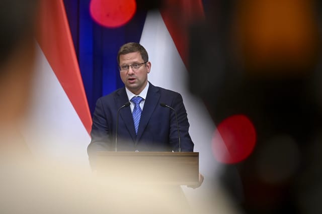 Gulyásék nem aggódnak a Fidesz támogatottsága miatt, nem halasztják el a választást – élőben a kormányinfó
