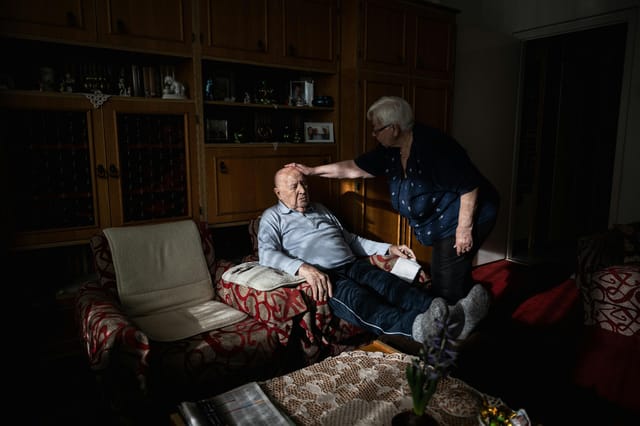 „Ebbe a tükörbe nehéz belenézni” – unokájuk fotózta végig Marika és Sándor tízéves búcsúját