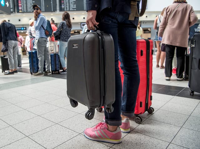 Az utasok kárára, a légitársaságok javára írja át az EU a járatkésések utáni kártérítések rendszerét