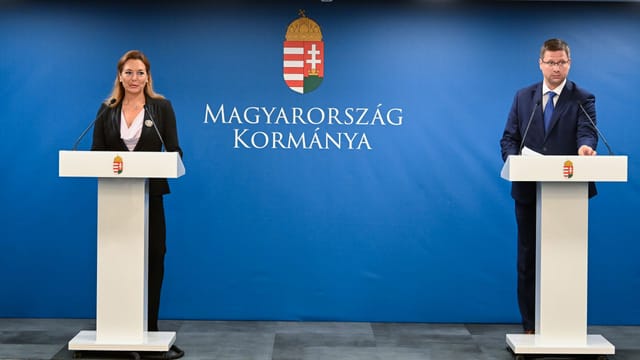 Gulyásék nem aggódnak a Fidesz támogatottsága miatt, nem halasztják el a választást – élőben a kormányinfó