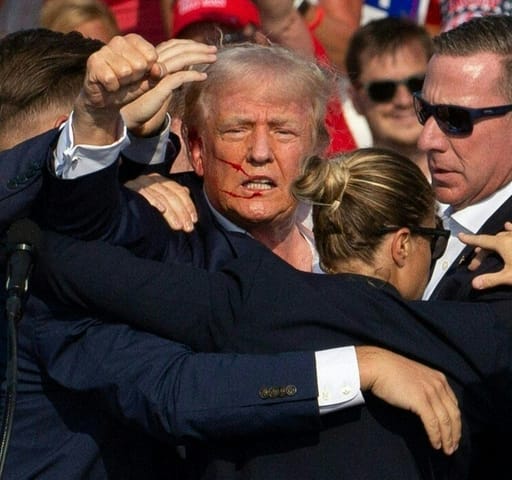 Merénylet Trump ellen - a vérző elnökjelöltet a pennsylvaniai kampányrendezvényén a titkosszolgálat ügynökei vezetik le a színpadról