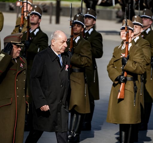 Sulyok Tamás köztársasági elnök és Böröndi Gábor vezérezredes, a Honvéd Vezérkar főnöke érkeznek az ünnepélyes zászlófelvonásra a Kossuth Lajos téren 2024.március 15-én