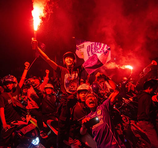 Celebrating Football Club Victories (Futballklub győzelmeinek ünneplése) - A streetfotó kategória győztese 