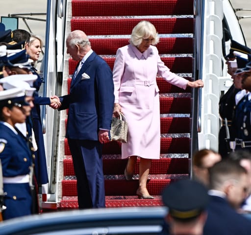 III. Károly brit királyt és Kamilla brit királyné érkezése a marylandi Joint Base Andrews repülőtérre