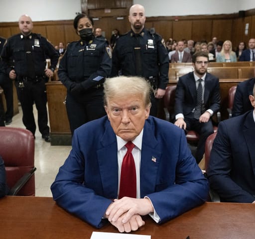 Donald Trump 2024 ápriliusában a saját bírósági tárgyalásán ül. Azzal vádolták, hogy az ügyvédjével kampányköltségként fizettek pénzt az exelnökkel viszonyt folytató Stormy Daniels pornószínésznő hallgatásáért