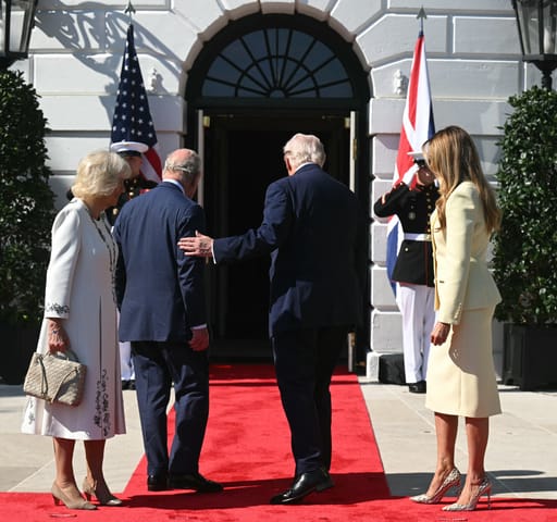 Donald Trump amerikai elnök és Melania Trump first lady üdvözli III. Károly királyt és Kamilla királynét