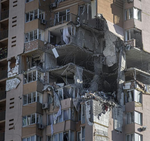 A HVG stábja Kijevben volt, amikor elkezdődött Ukrajna bombázása. Éjszaka kijárási tilalom volt, de nappal munkatársaink közlekedhettek a városban, Túry Gergely fotója egy orosz lövedék által eltalált lakóházról készült.