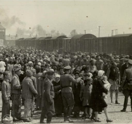 Hoecker SS Oberscharführer (őrmester) szelektál az auschwitzi rámpán egy magyarországi transzport érkezésekor 1944. május 27-én