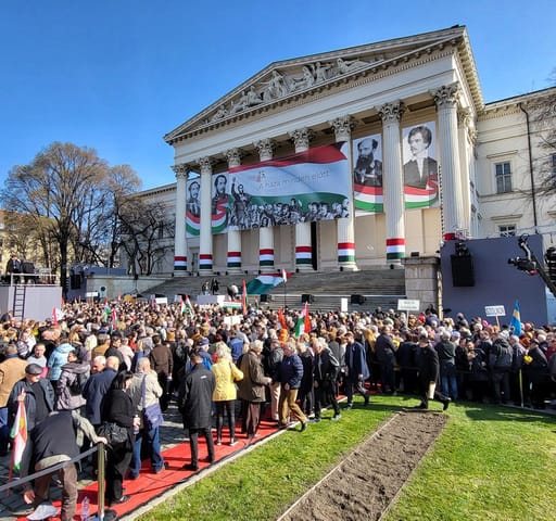 A Fidesz ünnepsége a Nemzeti Múzeum előtt