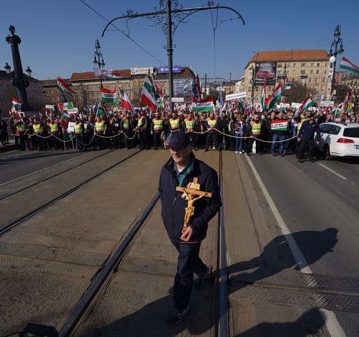Győzike a korláton, Trabant a hídon, fotós a levegőben - galéria a nemzeti ünnepről a HVG fotóriportereitől