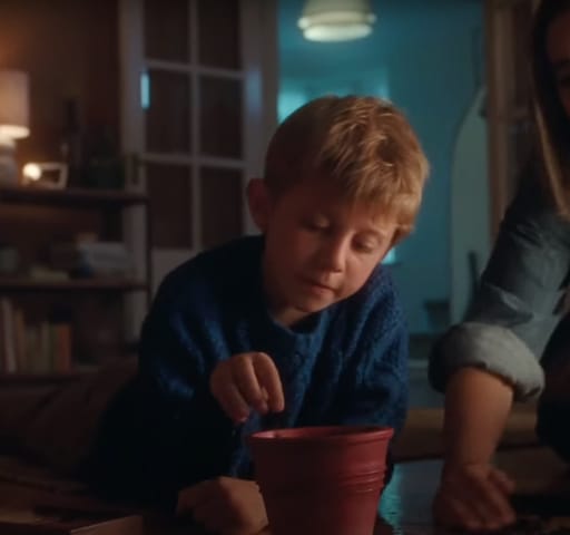 Máris itt a John Lewis karácsonyi videója, amely újraértelmezett karácsonyfával és Bocellivel támad 