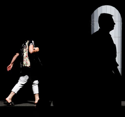 Fények által határolva. Nyári pillanatkép Budapesten 