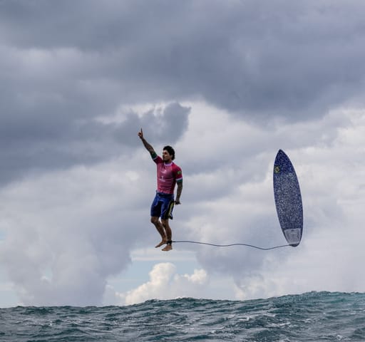 Arany pillanat. Abszolút győztes kép. A brazil Gabriel Medina reakciója a párizsi olimpia férfi szörfversenyének harmadik fordulójában