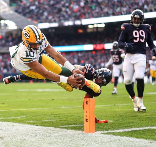 A pilonhoz. Arany díj: amerikai futball kategória. A Green Bay Packers irányítója, Jordan Love a Chicago Bears elleni touchdownért ugrott.