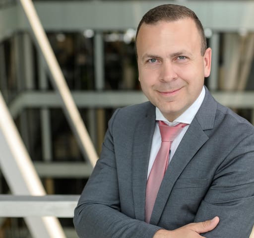 zCast: A Kádár-kockára adott hiteltől a széniparig – hogyan tekerheti jól a zöldverklit egy bank?