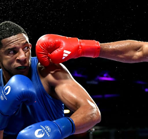 Szemben egy ütéssel. Arany díj: boksz kategória. A spanyol Enmanuel Reyes Plát a belga Victor Schelstraete üti meg a párizsi olimpián a 92 kilogrammos ökölvívók versenyében.